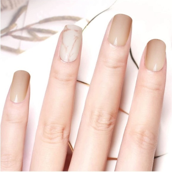 Effortless Elegance: Achieve‎ a Stunning Manicure with Reusable Press-On Nails - Picture 2 of 5